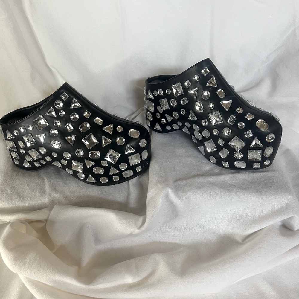 Black Skull Print Mules with Striking Contrast